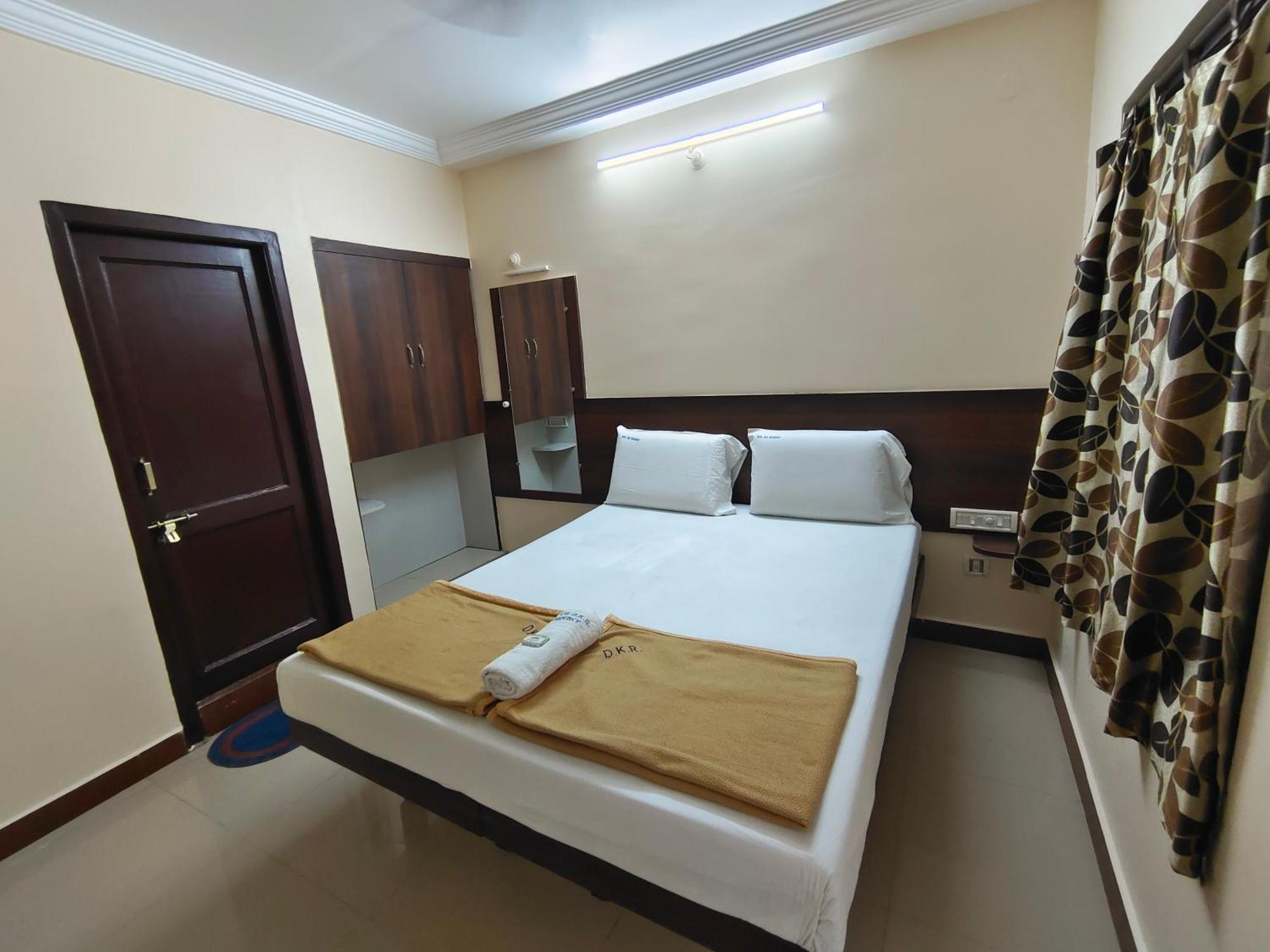 Hotel Dkr Residency Tirupati Phòng bức ảnh